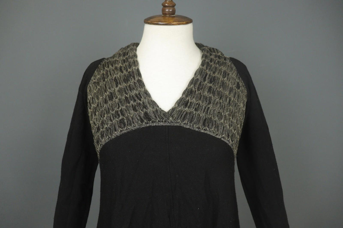 SARAH PACINI Black Long Sleeve V-Neck Asymmetrical Hem Knit Top – Size M/L