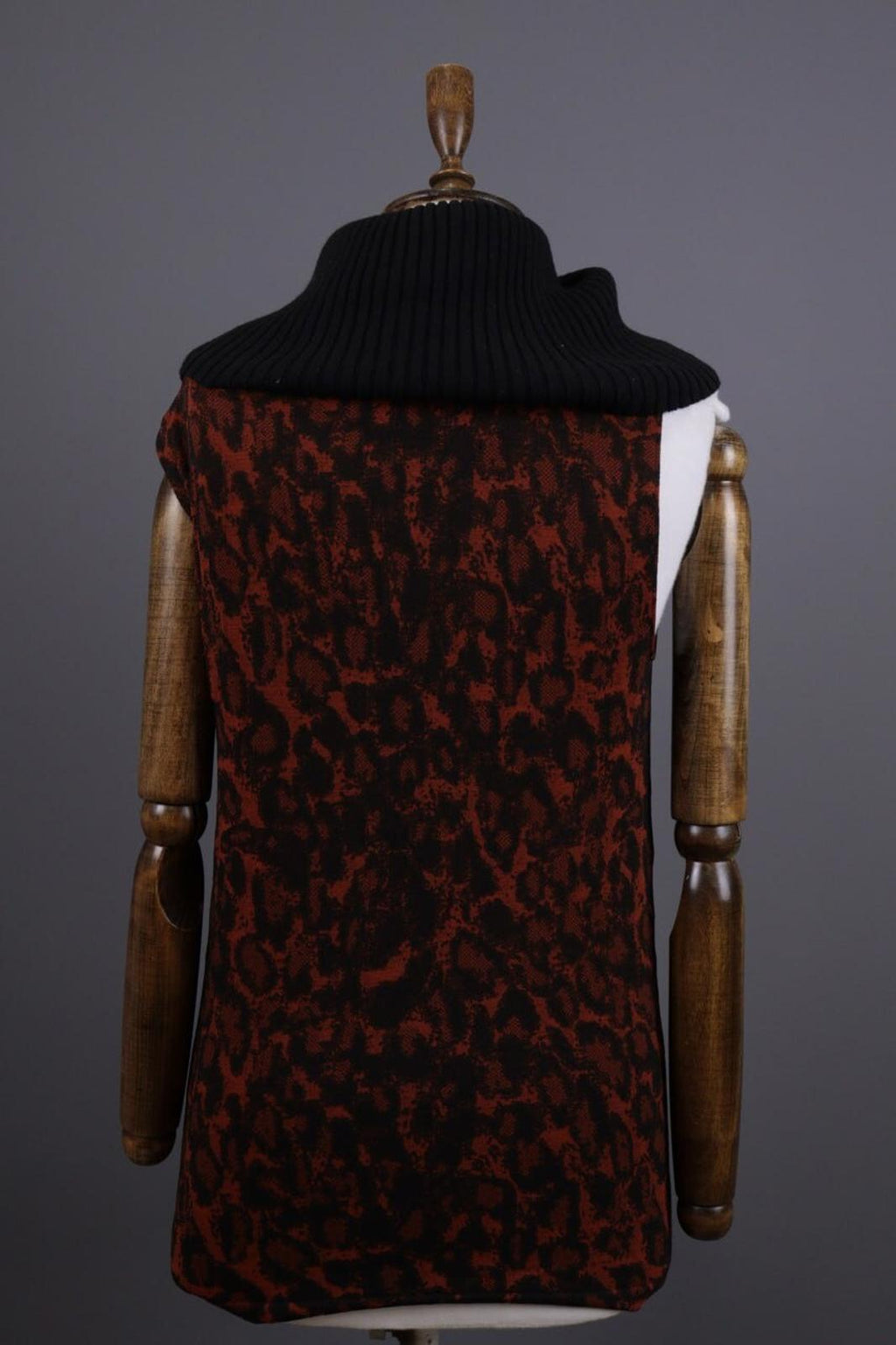 WOLFORD Red Snake Print Merino Wool Turtleneck Sleeveless Top Shirt – Size L