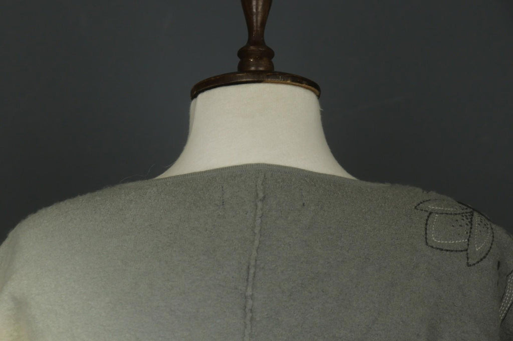 GUDRUN SJODEN Gray Ivory Embroidered Flower 100% Wool Casual Fleece Shirt – Size S