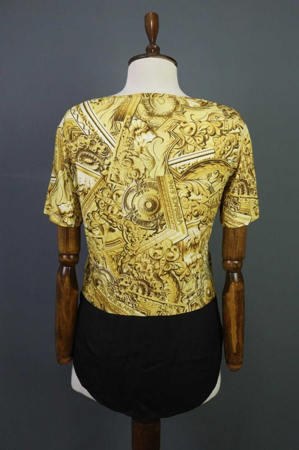 BNWT VERSACE JEANS Multicolor Gold Printed Short Sleeve Blouse Top – Size USA 4