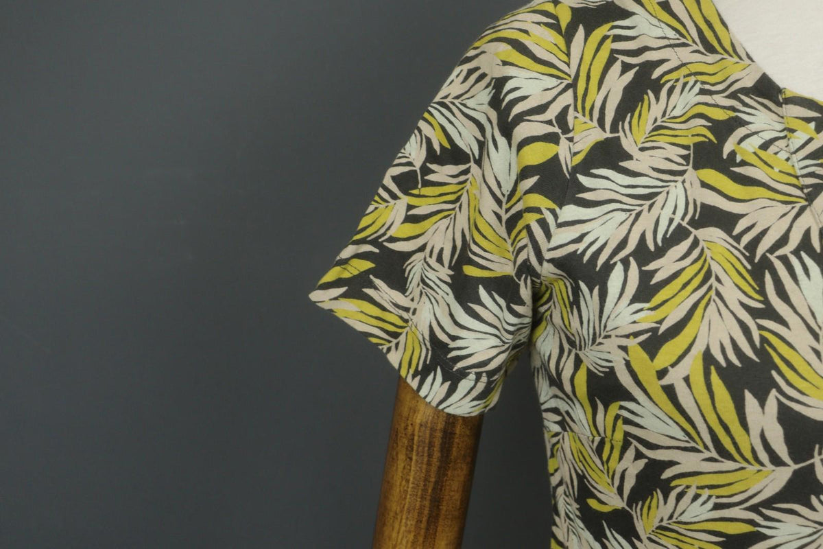 GUDRUN SJODEN Multicolor Leaf Print Split Neck Short Sleeve Shift Dress – Size M