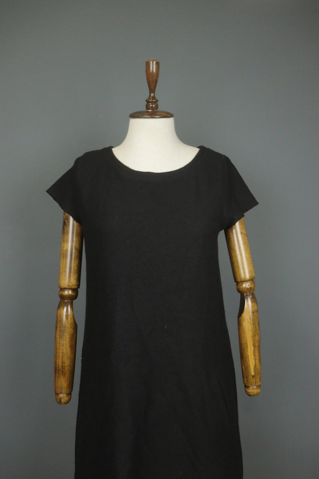 HANNES ROETHER Black 100% Wool Cap Sleeve Crew Neck Pullover Sheath Dress – Size S