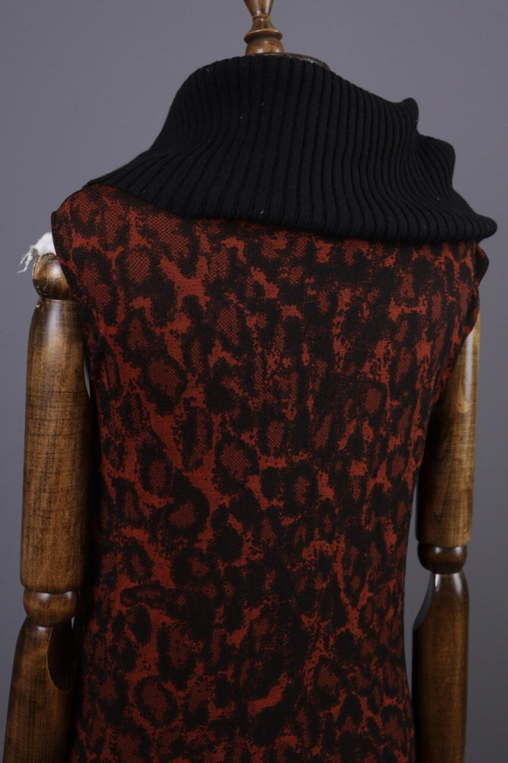 WOLFORD Red Snake Print Merino Wool Turtleneck Sleeveless Top Shirt – Size L