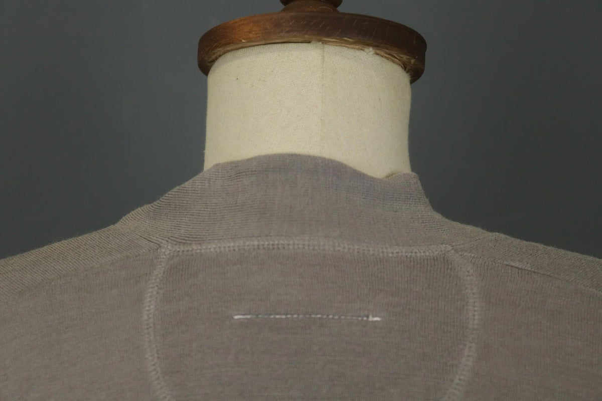 Maison Margiela Gray Relaxed V-Neck Half Sleeve Pullover T-Shirt – Size M / L