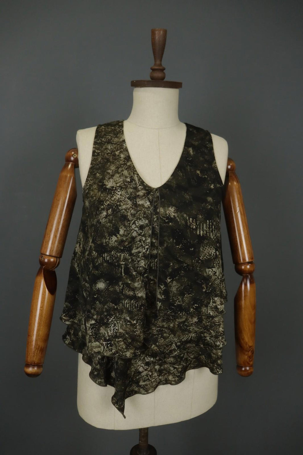 HIGH Toch Multi V-Neck Sleeveless Regular Fit Casual Pullover Tank Top – Size 38