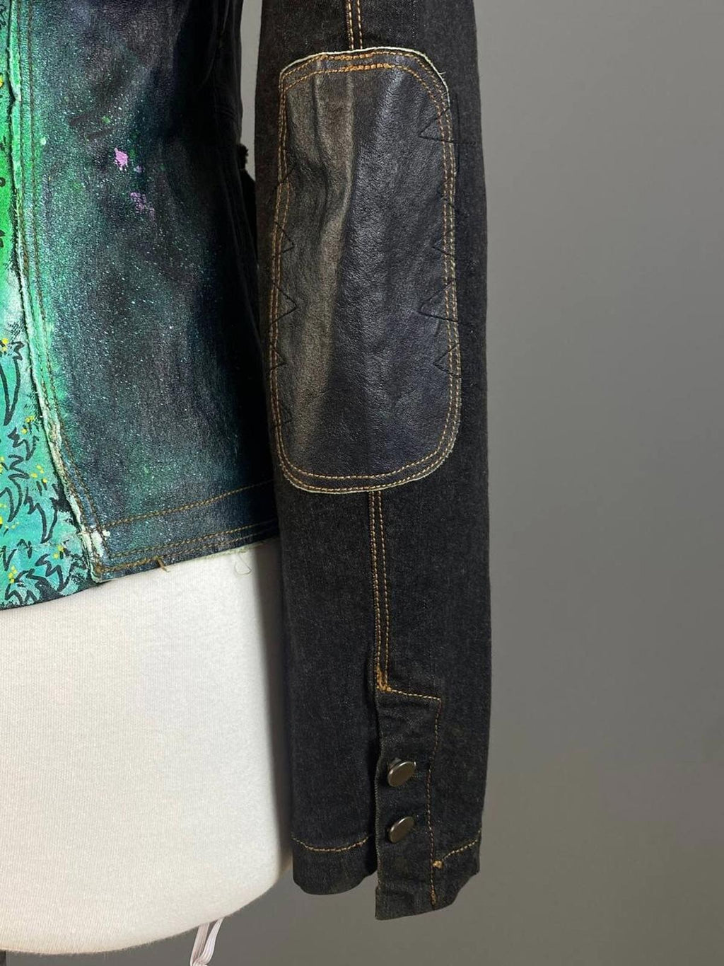TRANSIT Jeans Black Elbow Patches Hand Print Custom Denim Jacket – Size M 2