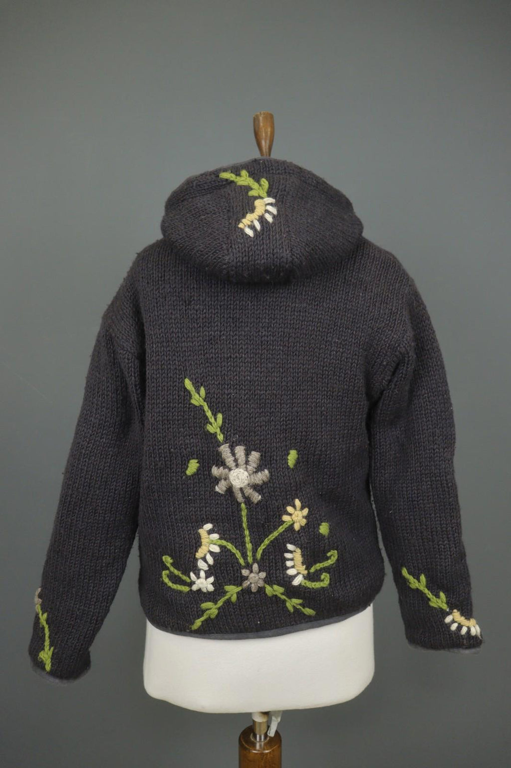 PACHAMAMA KNITWEAR Gray 100% Wool Embroidered Floral Full Zip Sweater – Size S/M