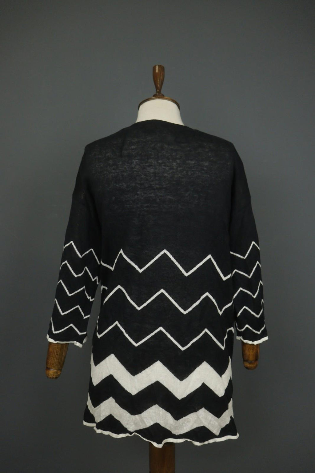 GUDRUN SJODEN Black White Chevron Print Knitted Casual Open Front Cardigan Sz M