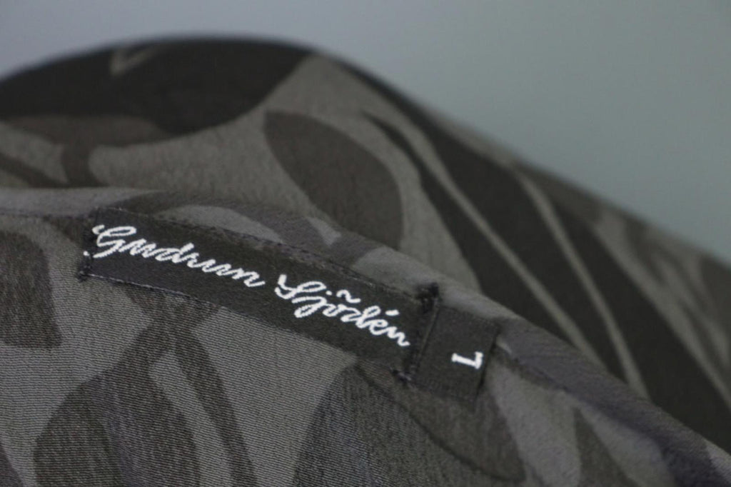 GUDRUN SJODEN Gray Black Leaf Print 100%Viscose Button Front Sheath Dress – Size L
