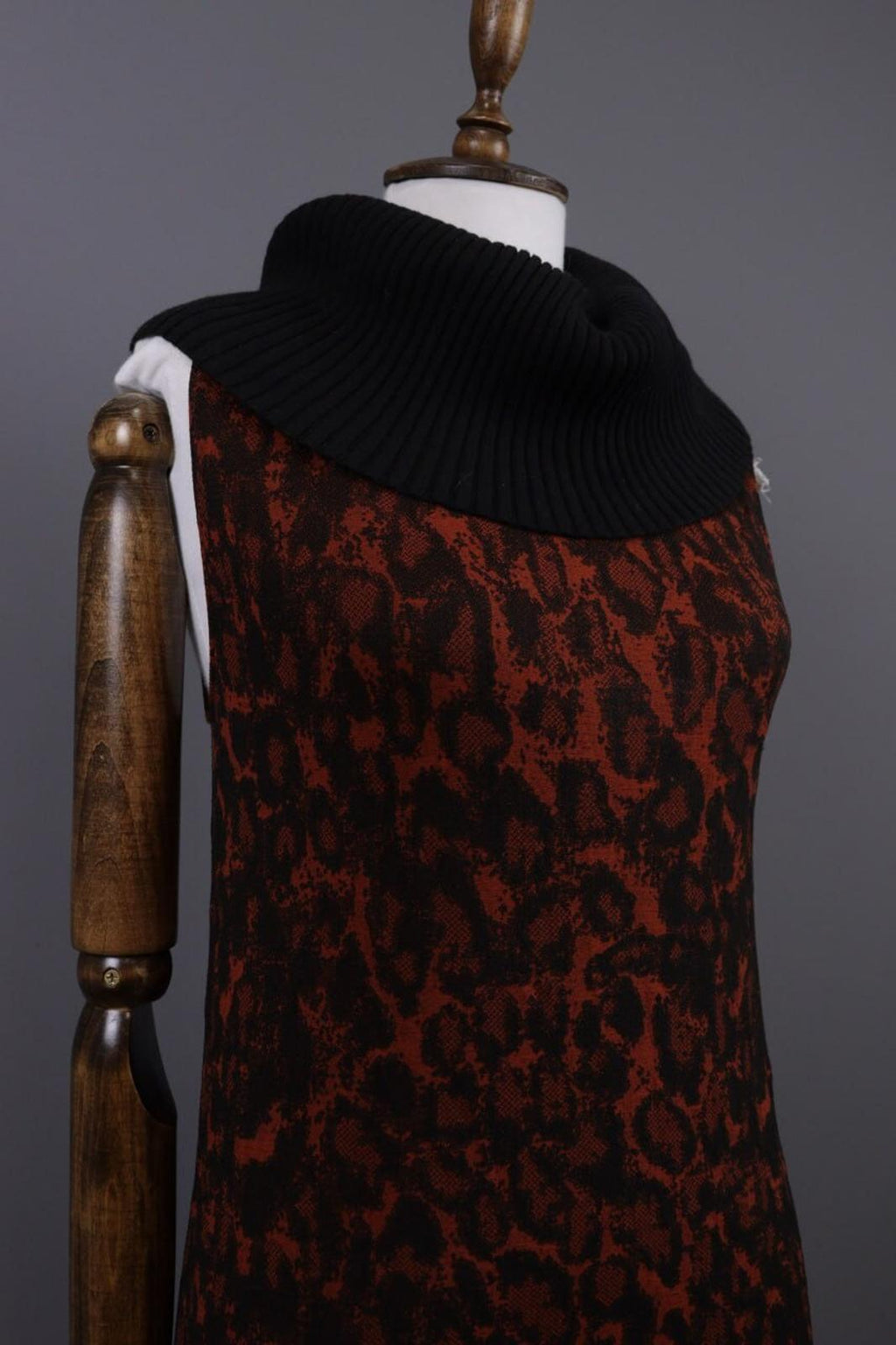 WOLFORD Red Snake Print Merino Wool Turtleneck Sleeveless Top Shirt – Size L