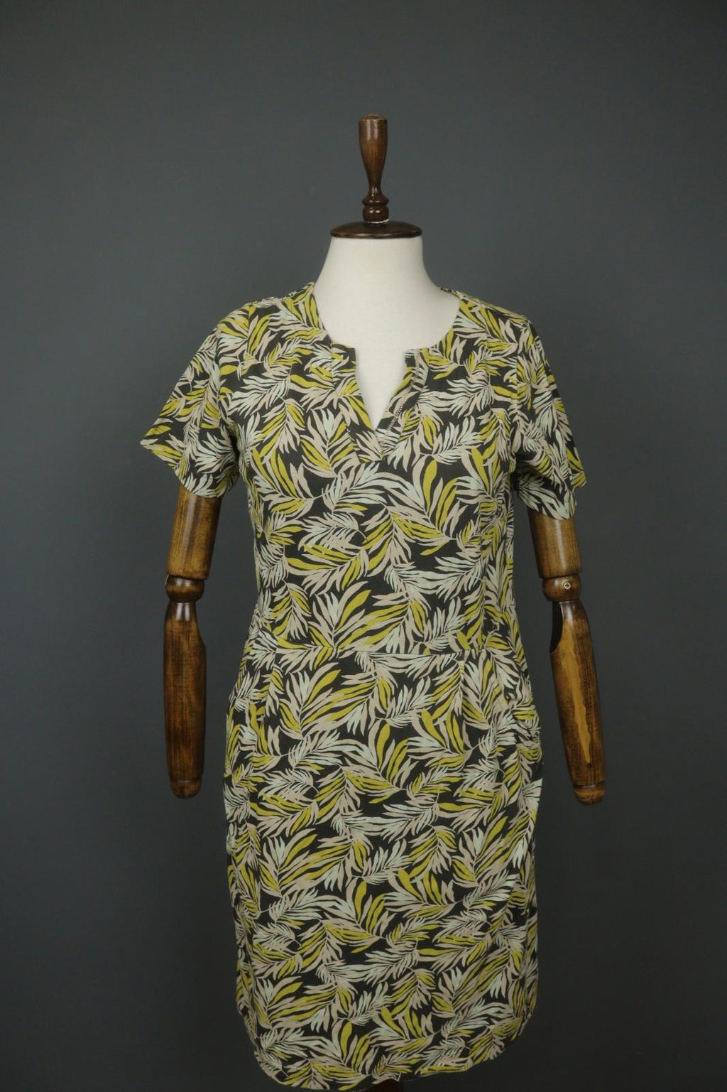 GUDRUN SJODEN Multicolor Leaf Print Split Neck Short Sleeve Shift Dress – Size M