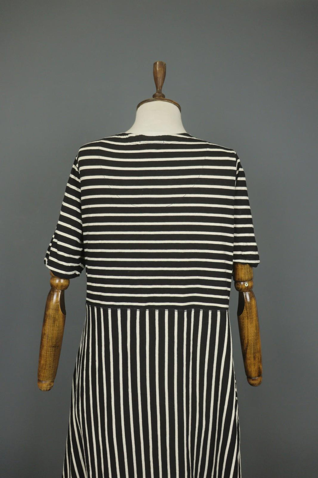 GUDRUN SJODEN Black White Striped Casual V-Neck Short Sleeve A-Line Dress – Size L