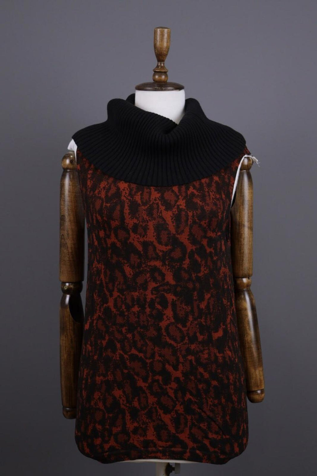 WOLFORD Red Snake Print Merino Wool Turtleneck Sleeveless Top Shirt – Size L