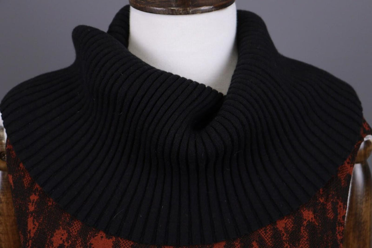 WOLFORD Red Snake Print Merino Wool Turtleneck Sleeveless Top Shirt – Size L