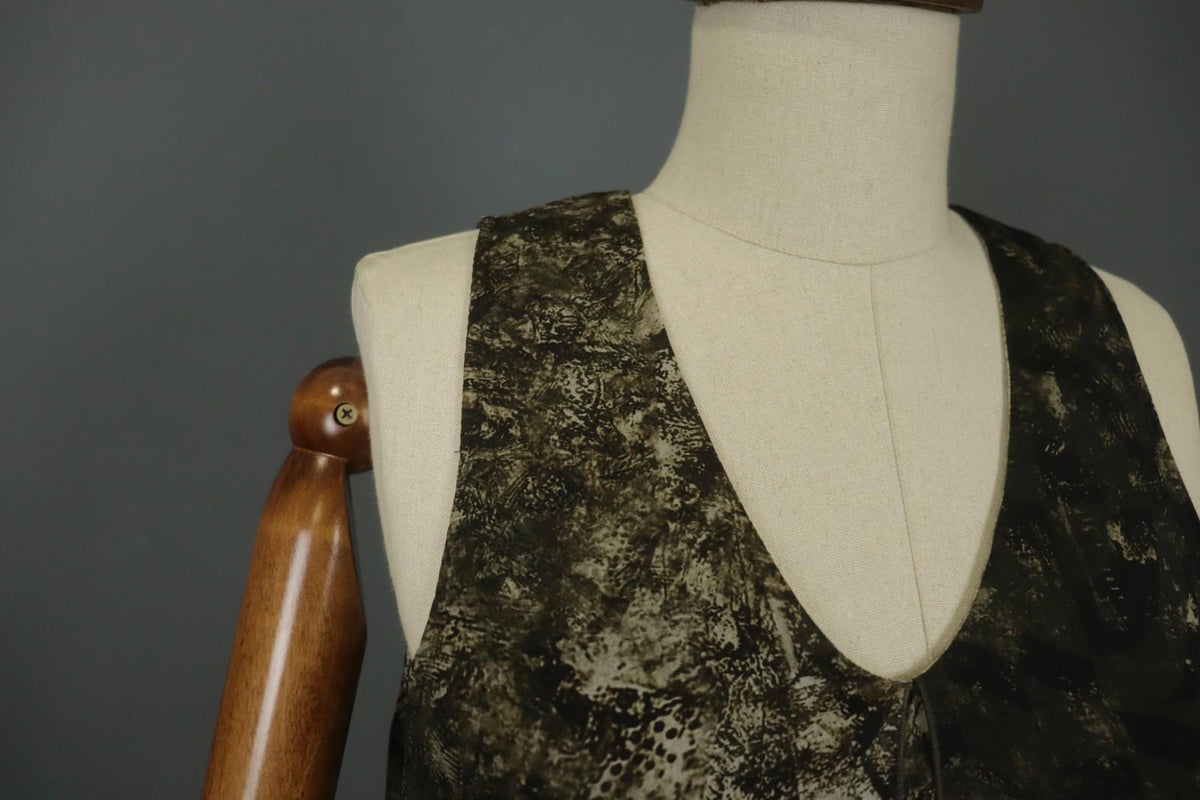HIGH Toch Multi V-Neck Sleeveless Regular Fit Casual Pullover Tank Top – Size 38